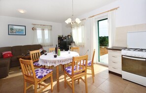 House, 2 Queen Beds | Private kitchen | Fridge, microwave, oven, stovetop