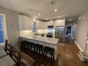 ثلاجة، ميكروويف، فرن، موقد طهي مسطح