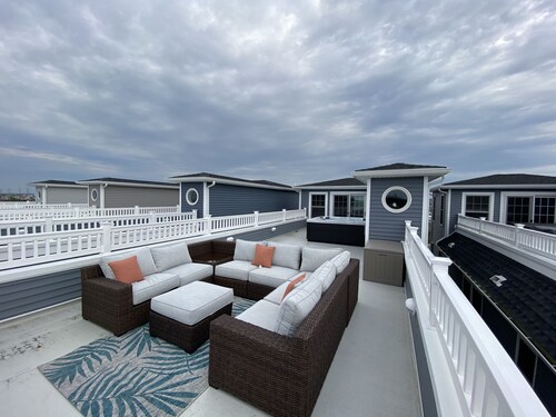 Luxury Multi Floor Single Family with Roof Deck & Hot Tub 4/5 Bedrooms 3.5 Baths