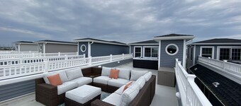 Luxury Multi Floor Single Family with Roof Deck & Hot Tub 4/5 Bedrooms 3.5 Baths