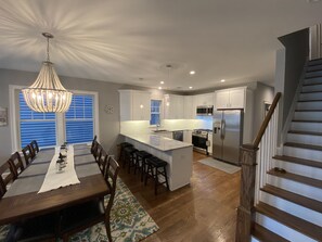 ثلاجة، ميكروويف، فرن، موقد طهي مسطح