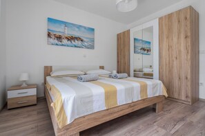 3 slaapkamers, een strijkplank/strijkijzer, gratis wifi, beddengoed