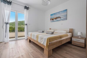 3 slaapkamers, een strijkplank/strijkijzer, gratis wifi, beddengoed