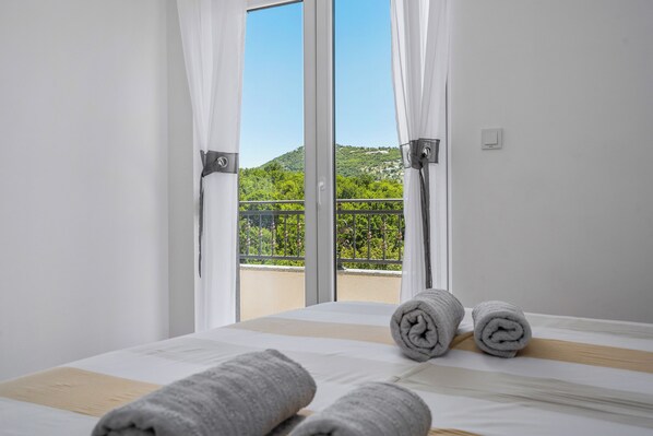 3 bedrooms, iron/ironing board, free WiFi, bed sheets