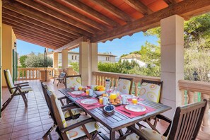 Outdoor dining - Villa Mal Pas - Easy walk to two beautiful cove beaches (Mal Pas-Bon Aire)