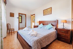 4 bedrooms, iron/ironing board, WiFi, bed sheets