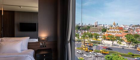 Signature Suite, 1 King Bed with Sofa bed | City view