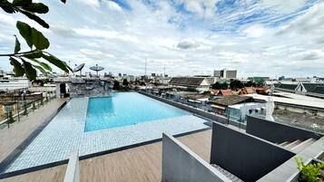 Piscina all'aperto, lettini