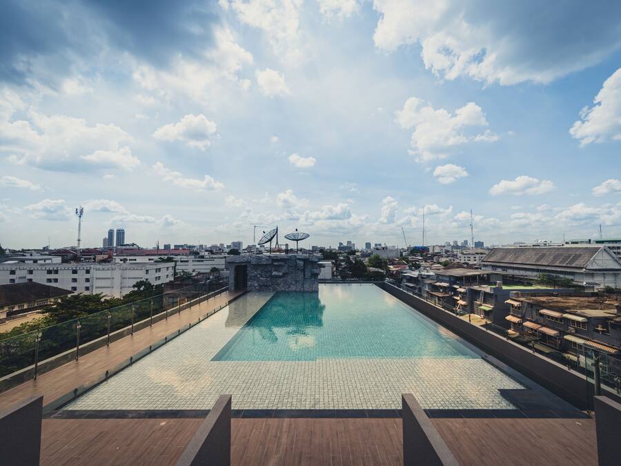 Una piscina a la terrassa amb vista al perfil urbà de la ciutat.