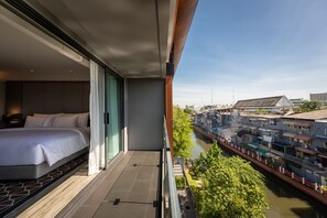 Deluxe Room, 1 King Bed, Balcony | Minibar, desk, laptop workspace, blackout curtains - Ayathorn Bangkok (Bangkok)