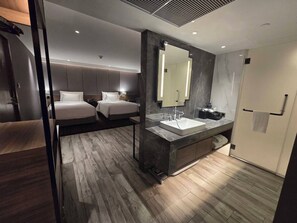 Superior Twin kamer | Badkamer | Een douche, een regendouche, designer toiletartikelen, een haardroger