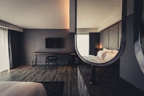 Kamar Deluks, 1 Tempat Tidur King, balkon | Area keluarga | Televisi LCD 45-inci dengan saluran TV satelit dan TV