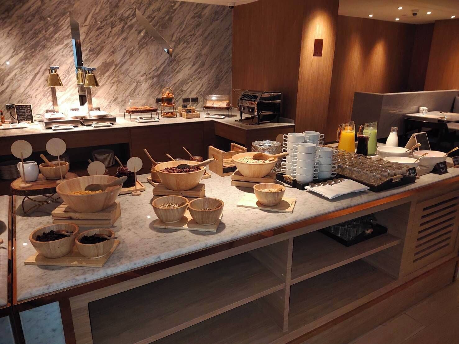 Un bufé de desayuno con diversos alimentos y bebidas.