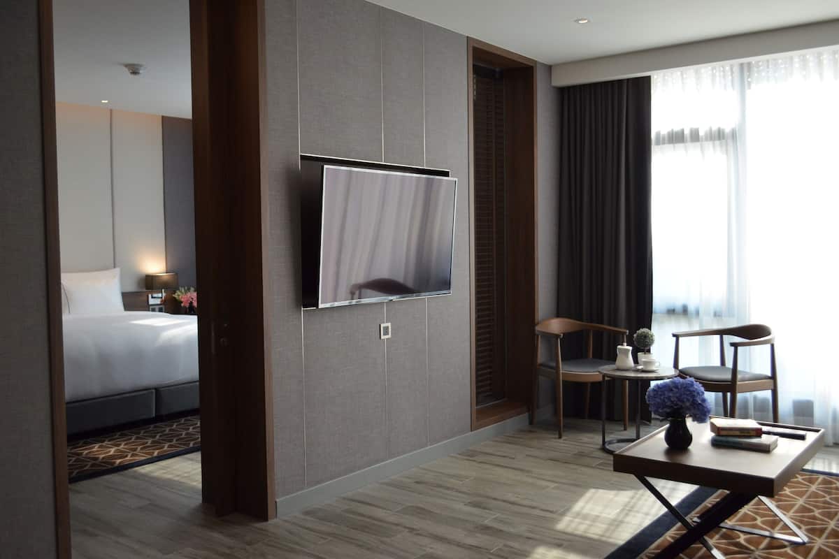 Grand Room | 1 bedroom, minibar, desk, laptop workspace