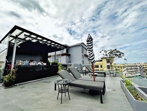 Outdoor pool, sun loungers - Ayathorn Bangkok (Bangkok)