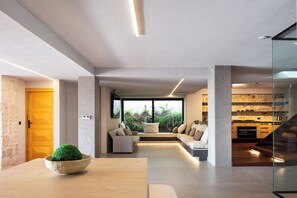 TV connectée, console de jeux vidéo, table de tennis de table, livres