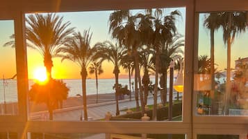 Apartament Deluxe, amb bany privat, vistes al mar (CostaOro 1BA) | Servei de restauració