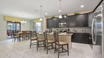 Vila Mewah, kamar mandi pribadi (Havilah Vacation Villa) | Dapur bersama