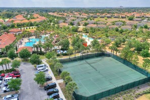 A residential area with a tennis court, swimming pool, and a parking lot. - Havilah Vacation Villas Resort Club (Davenport)
