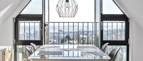 Deluxe-Penthouse, eigenes Bad, Meerblick | Speisen