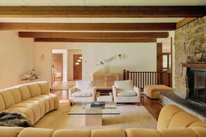 Smart-TV, Kamin, Bücher, Stereoanlage