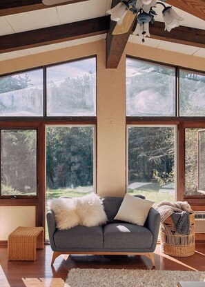 Smart-TV, Kamin, Bücher, Stereoanlage