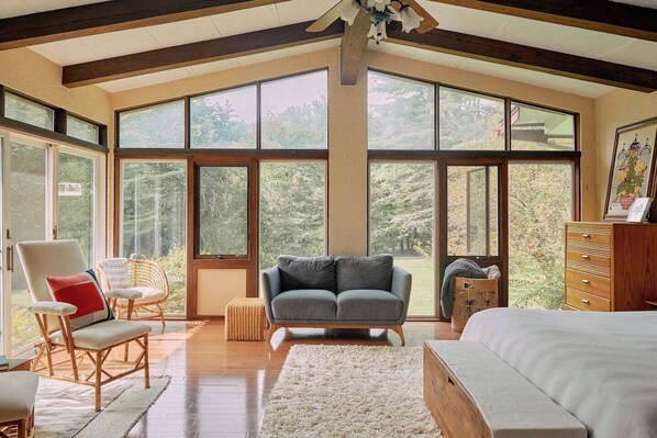 3 bedrooms, desk, iron/ironing board, travel cot