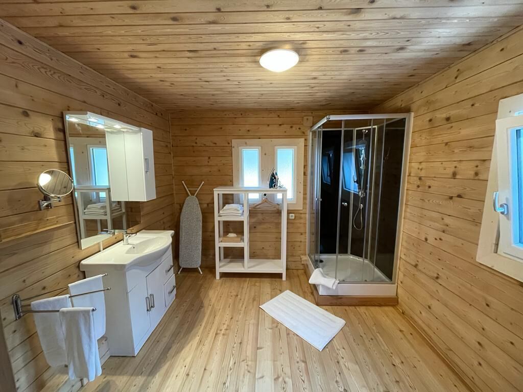 Chalet Tradition | Salle de bain | Douche, sèche-cheveux, serviettes fournies