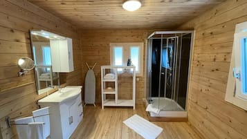 Chalet Tradisional | Kamar mandi | Shower, pengering rambut, dan handuk