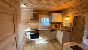 Traditional Chalet | Private kitchen | Full-sized fridge, microwave, oven, stovetop