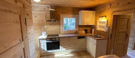Traditionell stuga | Eget kök | Stort kylskÄp, mikrovÄgsugn, ugn och spishÀll