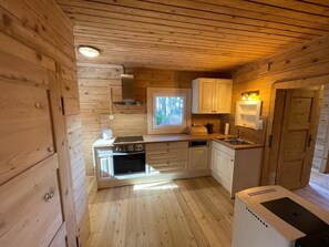 Traditional-Chalet | Eigene Küche | Großer Kühlschrank, Mikrowelle, Ofen, Herdplatte