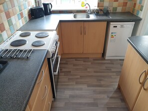 Casa | Cocina privada | Refrigerador, microondas, horno y parrilla de estufa 