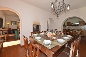 Family Villa, Multiple Bedrooms, Mountainside (Casale Tigli) | Dining