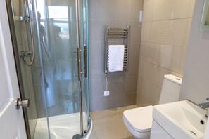 Triple Room, Ensuite (2nd floor) | Bathroom - The Halcyon (Eastbourne)