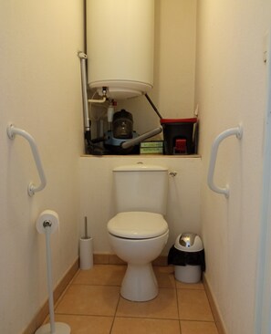 Douche, sèche-cheveux, serviettes fournies, savon