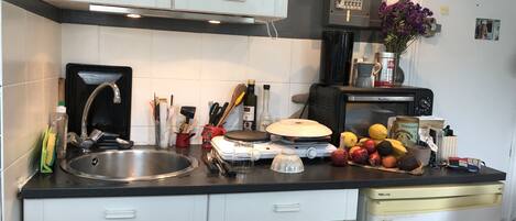 Frigorífico, horno, placa de cocina y cafetera o tetera