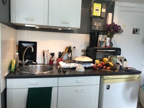 Réfrigérateur, four, plaque de cuisson, cafetière/bouilloire