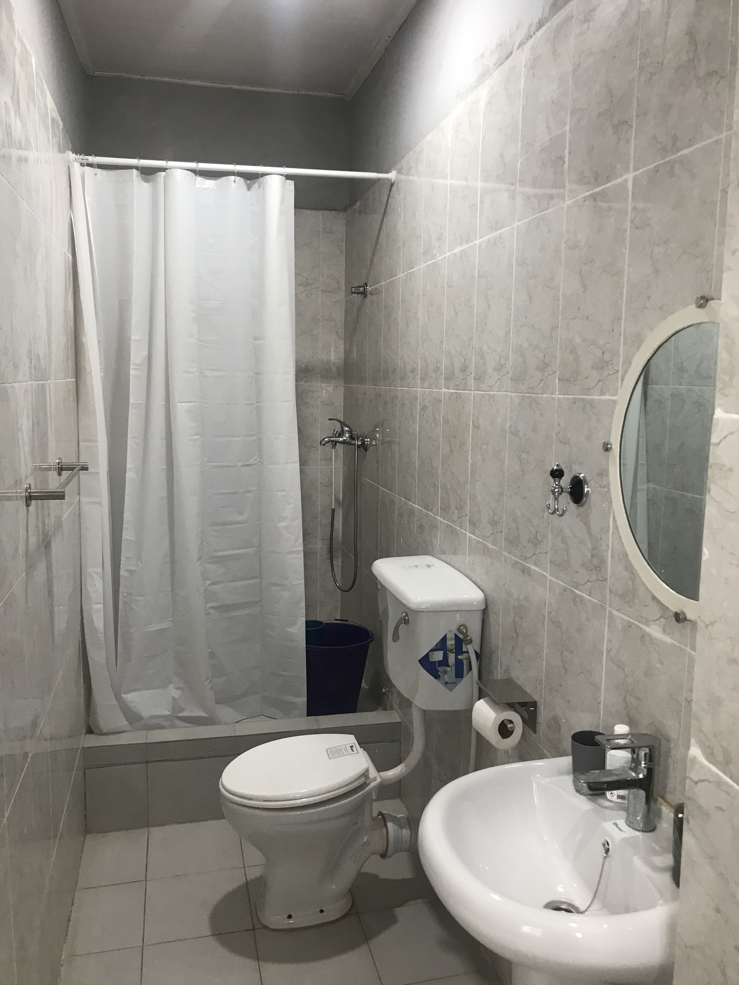 Chambre Deluxe double, 1 chambre, vue sur la cour intérieure | Salle de bain | Douche, articles de toilette (gratuits), pantoufles, serviettes fournies