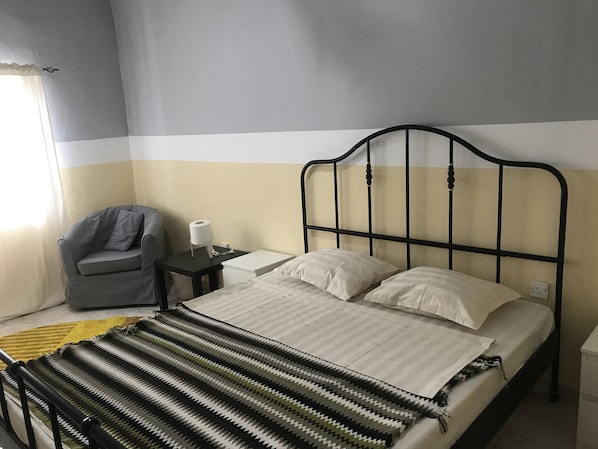 Chambre Double Confort, 1 grand lit | Décoration personnalisée, ameublement personnalisé, Wi-Fi gratuit