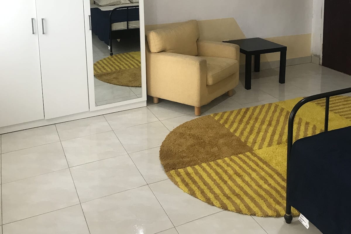 Decoración personalizada, muebles diferentes y wifi gratis