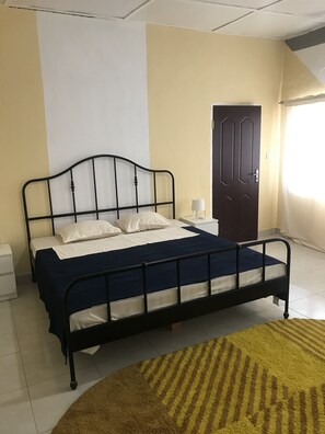 Habitación doble Deluxe, 1 habitación, vista al patio | Decoración personalizada, muebles diferentes y wifi gratis 
