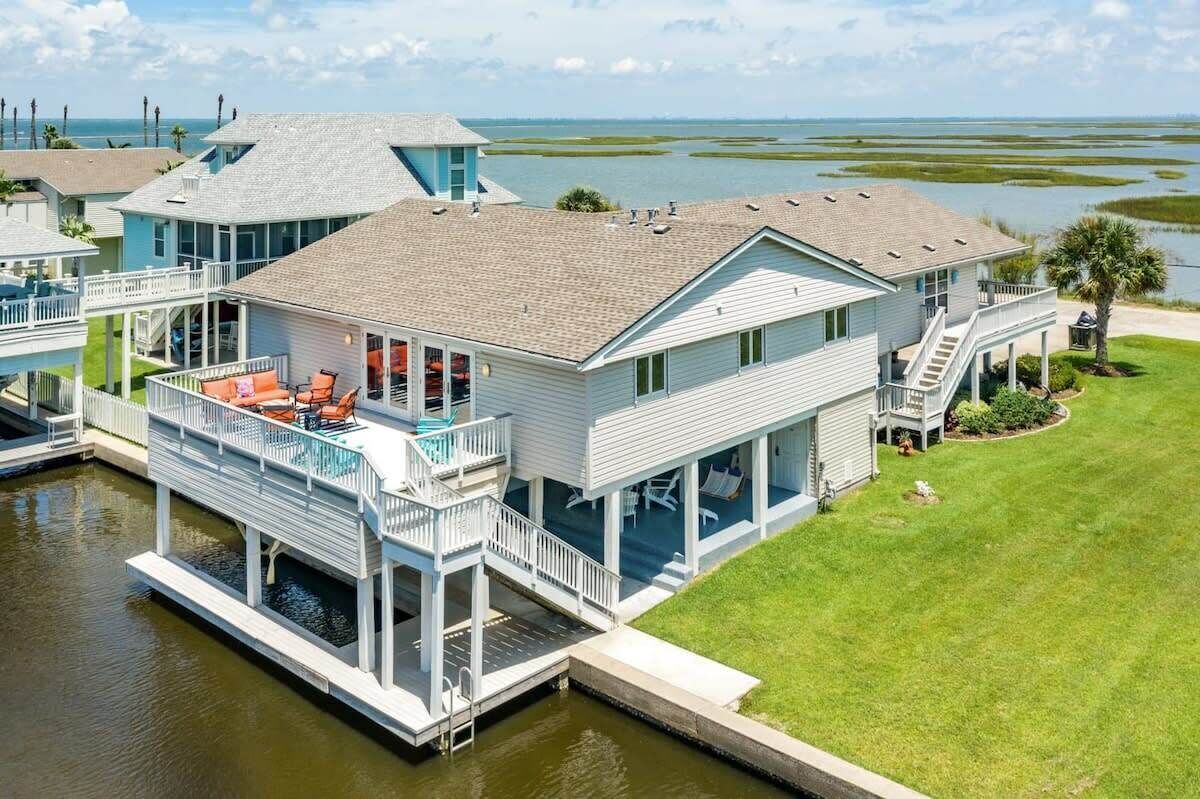 Sparkling Bay in Front, Wide Canal in Back!