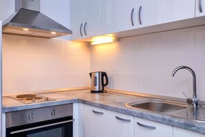 Apartment, 1 Queen-Bett | Eigene Küche | Kühlschrank, Ofen, Herdplatte, Wasserkocher