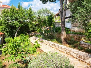 المنطقة المحيطة بالمنشأة