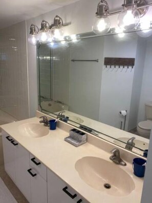 Bañera, secador de pelo, toallas, jabón