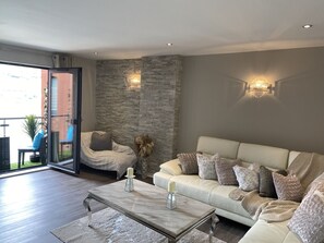 Luxury Apartment, Private Bathroom | Lounge - Hideaway Bay (Swansea)