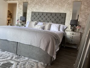 Luxury Apartment, Private Bathroom | 1 bedroom - Hideaway Bay (Swansea)