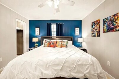 Near Zoo/Museum | 55" TV | King 🛏| W/D|Free🅿️| Pet✅