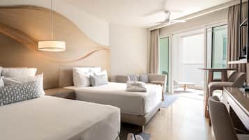 Une chambre d’hôtel avec deux lits, un bureau, une chaise, une télévision et un balcon avec vue.